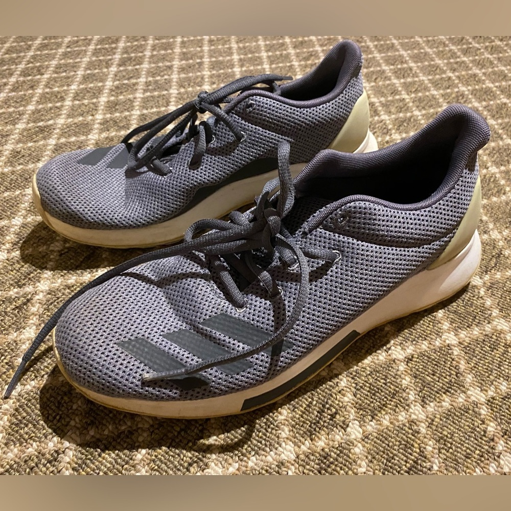 Women’s Adidas tennis shoes size 9